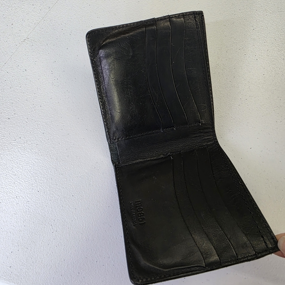M0851 leather minimalist 8 card and 1 bill compartment wallet